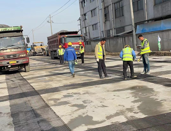 南雄老材料的新故事：玻璃纤维土工格栅如何在‘白改黑’浪潮中重获新生？